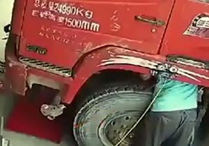 آسیب دیدن تعمیرکار پس از انفجار وحشتناک تایر کامیون