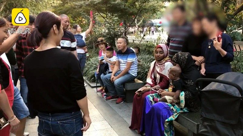 توریست های آفریقایی، در چین تبدیل به جاذبه توریستی شدند! +فیلم 