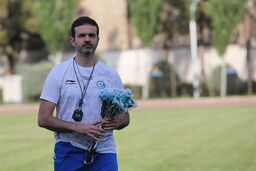 محاصره خودرو استراماچونی توسط هواداران استقلال 
