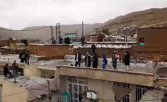 پناه‌بردن مردم شیراز به پشت‌بام‌ خانه‌هایشان در پی وقوع سیل