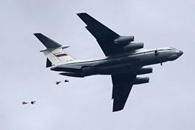 نجات چترباز از مرگ حتمی با باز شدن چتر دوم در نزدیکی زمین 