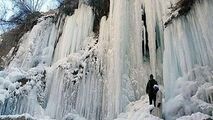 دیدن آبشار یخ‌زده "هشتیان" را از دست ندهید