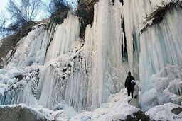 دیدن آبشار یخ‌زده 