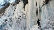 دیدن آبشار یخ‌زده "هشتیان" را از دست ندهید
