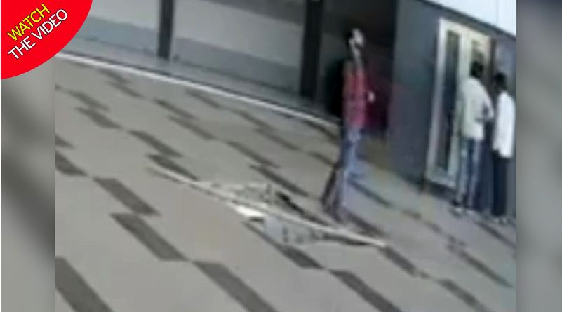 لحظه سقوط مرد جوان مقابل آسانسور فروشگاه!