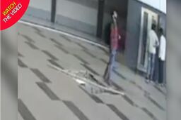 لحظه سقوط مرد جوان مقابل آسانسور فروشگاه!