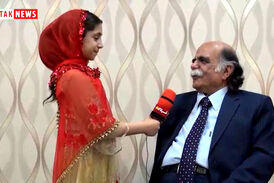 ذوق زدگی پرفسور کزازی از شیرین زبانی دختر خردسال گزارشگر