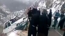 کمک مردم پاوه برای بالا کشیدن خودرو سقوط کرده به دره
