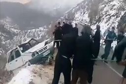 کمک مردم پاوه برای بالا کشیدن خودرو سقوط کرده به دره