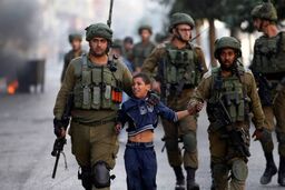 تلاش مرد فلسطینی برای آزاد کردن کودک ۱۰ ساله از دست صهیونیست‌ها