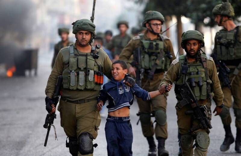 تلاش مرد فلسطینی برای آزاد کردن کودک ۱۰ ساله از دست صهیونیست‌ها
