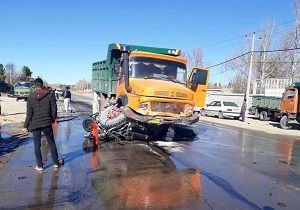حادثه دلخراش له شدن پراید زیر چرخ‌های کامیون