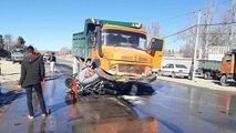 حادثه دلخراش له شدن پراید زیر چرخ‌های کامیون