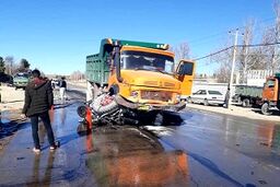 حادثه دلخراش له شدن پراید زیر چرخ‌های کامیون