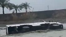 گرفتار شدن کامیون در رودخانه طغیان کرده "کهنشوئیه"