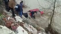 فیلمی تکان دهنده از عملیات نجات ناموفق سرنشین یک خودروی گرفتار در سیلاب