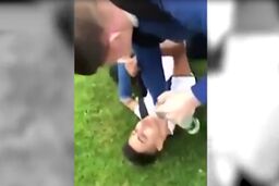 تلاش نژادپرستانه جوان انگلیسی برای خفه‌کردن دانش‌آموز سوری