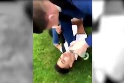 تلاش نژادپرستانه جوان انگلیسی برای خفه‌کردن دانش‌آموز سوری