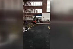  حمله با بیل مکانیکی به هتلی در لیورپول