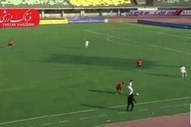 فیلم/ اشتباه عجیب مدافع ملوان در بازی با مس کرمان