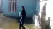 اوضاع عجیب دانش‌آموزان یک مدرسه پس از بارندگی!