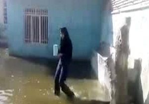 اوضاع عجیب دانش‌آموزان یک مدرسه پس از بارندگی!