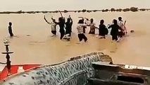 شادی مردم دشت سیستان از ورود سیلاب به این منطقه