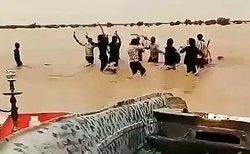 شادی مردم دشت سیستان از ورود سیلاب به این منطقه