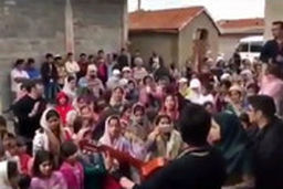 شادی و ترانه‌خوانی کودکان آق‌قلا 