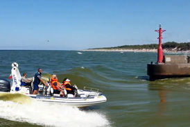 موج‌های عظیمی که لحظه‌ای به قایق سواران رحم نکردند! + فیلم 