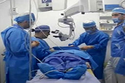 عمل جراحی وزیر بهداشت در مناطق زلزله زده استان کرمانشاه!