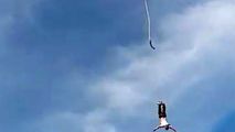 لحظه وحشتناک سقوط مرد پرنده از ارتفاع زیاد!