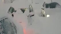 
مدفون شدن خودروها در برف در جاده سراوان به فومن + فیلم