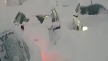 
مدفون شدن خودروها در برف در جاده سراوان به فومن + فیلم