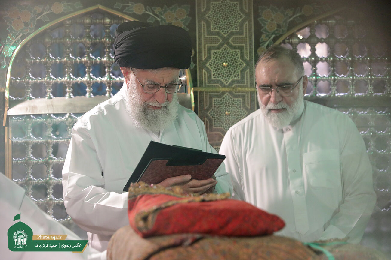 برگزاری مراسم غبارروبی ضریح مطهر امام رضا (ع) با حضور رهبر انقلاب 