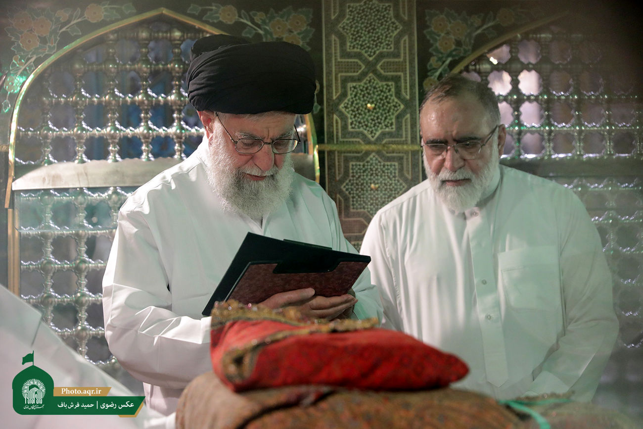برگزاری مراسم غبارروبی ضریح مطهر امام رضا (ع) با حضور رهبر انقلاب 