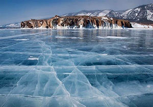 سرمای طاقت‌فرسایی که باعث یخ زدن ناگهانی ماهی روی سطح دریاچه شد