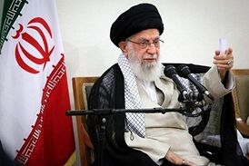 رهبر انقلاب: گفتم آقاجان! بزنید می‌خورید