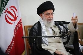 رهبر انقلاب: گفتم آقاجان! بزنید می‌خورید