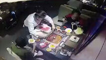 انفجار ظرف سوپ در صورت گارسون رستوران