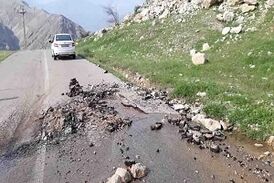 جوشش چشمه از دل آسفالت در جاده قدیم اندیکا - شهرکرد