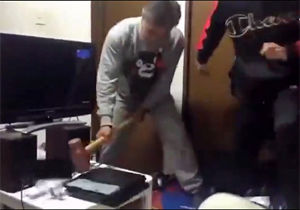 پدری که با پتک، دستگاه بازی فرزندش را نابود کرد!