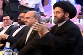  امام جمعه اردبیل در حال تشویق تیم ملی والیبال در استادیوم