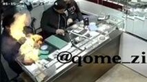  لحظه انفجار موبایل در یک طلافروشی در قم