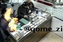  لحظه انفجار موبایل در یک طلافروشی در قم