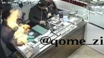  لحظه انفجار موبایل در یک طلافروشی در قم