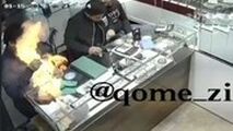  لحظه انفجار موبایل در یک طلافروشی در قم