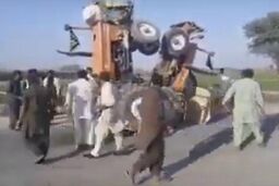 تفریح عجیب کشاورزان پاکستانی