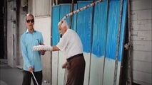 دوربین مخفی جالب از کمک شهروندان به یک فرد نابینا