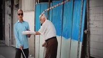 دوربین مخفی جالب از کمک شهروندان به یک فرد نابینا